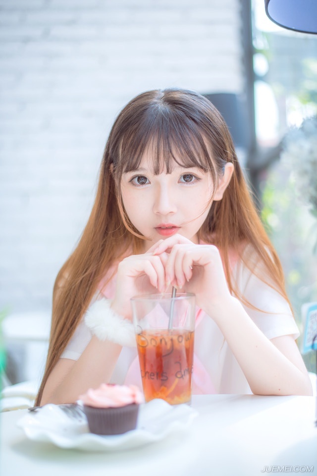 一个喜欢你的人，不会总让你做什么。而是会想着替你做点什么，取悦你才是种喜欢;一个在乎你的人，不会轻易惹你生气，而是害怕失去你，心怀恐惧才是种在乎。爱是付出，被爱是得到。你得到的多，那他是爱你的。你付出得多，那很可能只是单恋而已。不必一味讨好别人，不管走在何处，都不要迷失自己。